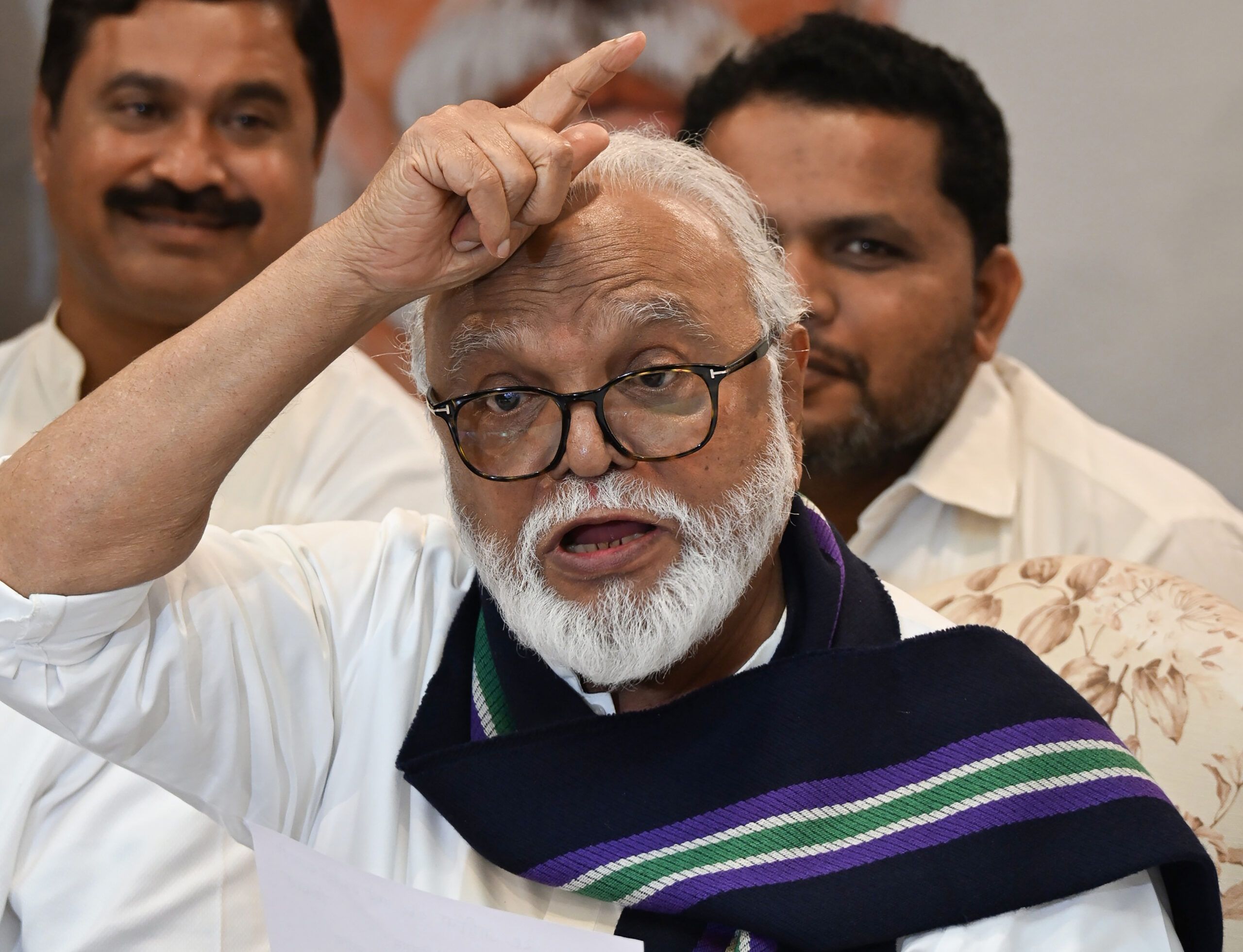 “नाशिकच्या खड्ड्यांवर भुजबळ संतप्त; ‘कारवाई करा, अन्यथा मंत्रिमंडळात मुद्दा मांडणार'”