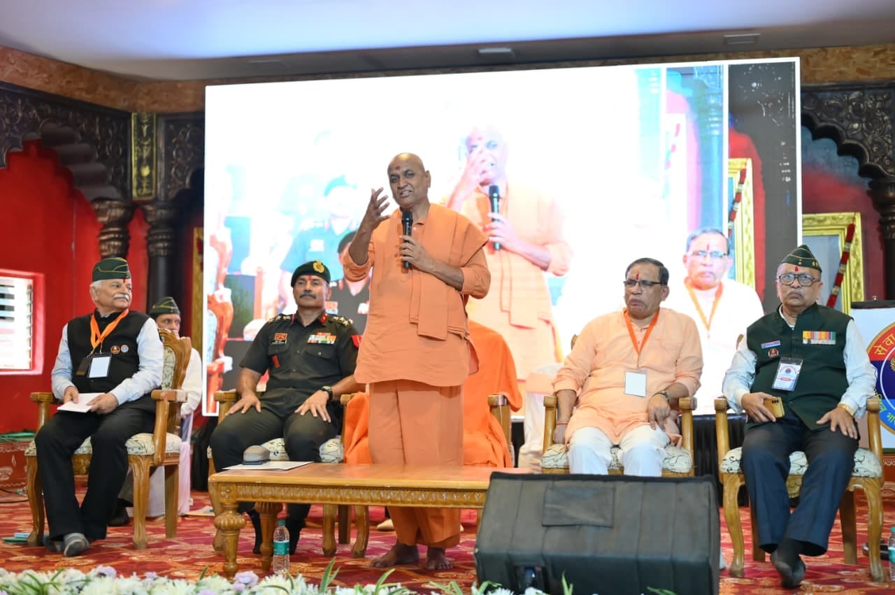 शेजारील राष्ट्रांच्या भूमिकेमुळे सैन्य दलांवरील जबाबदारी वाढली : काडसिद्धेश्वर महाराज